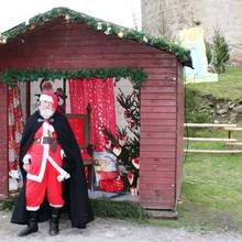 Weihnachtsmann vor Hütte [(c): FilmBurg Querfurt]