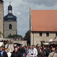 Dichtes Treiben auf dem Burghof [(c): FilmBurg Querfurt]