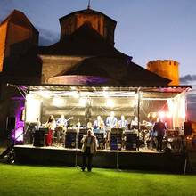 Evergreen-Swing-Band auf der Hauptbühne [(c): FilmBurg Querfurt]