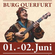 Ein Mann mit einer Gitarre, Hintergrund beige, oben steht Burgfest Burg Querfurt, unten ist ein roter Streifen darauf steht 1. und 2. Juni ©Landkreis Saalekreis