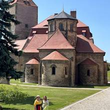 Zwei Frauen in mittelalterlichen Gewändern stehen vor der Kirche ©Burg Querfurt