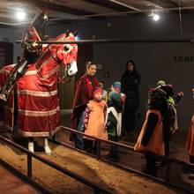 Kinderprojekt, Kinder bestaunen den Ritter mit Pferd [(c): FilmBurg Querfurt]