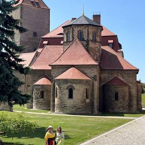 Zwei Frauen in mittelalterlichen Gewändern stehen vor der Kirche ©Burg Querfurt