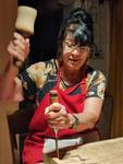 Die Künstlerin Tura Jursa beim Schnitzen in ihrem „Atelier“